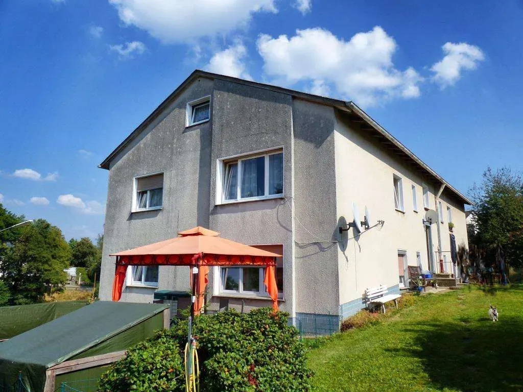 Günstiges Anlageobjekt geboten!! 4 Fam.-Wohnhaus mit 5 Garagen und Gartenfläche – Bild 3