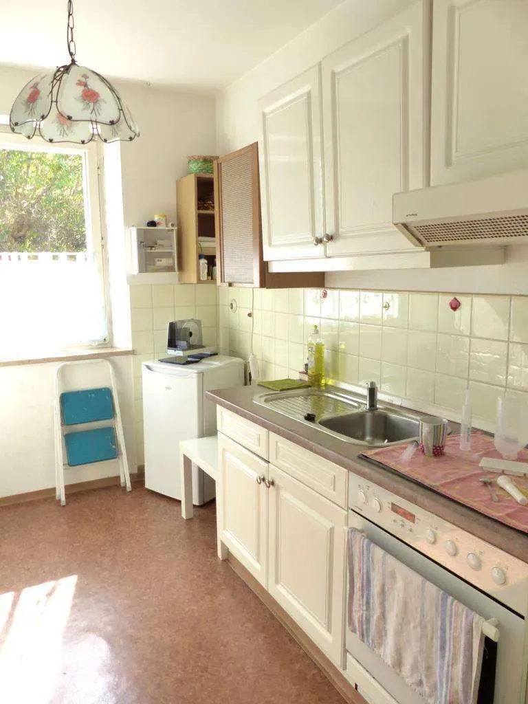 Günstiges Anlageobjekt geboten!! 4 Fam.-Wohnhaus mit 5 Garagen und Gartenfläche – Bild 10