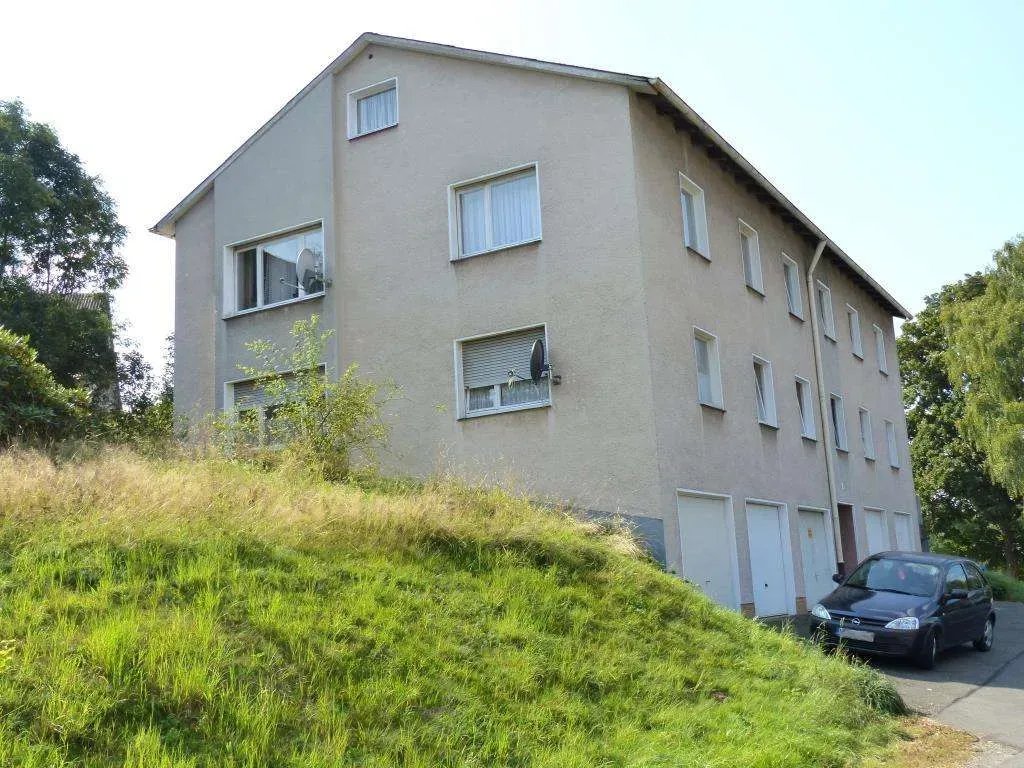 Günstiges Anlageobjekt geboten!! 4 Fam.-Wohnhaus mit 5 Garagen und Gartenfläche – Bild 2