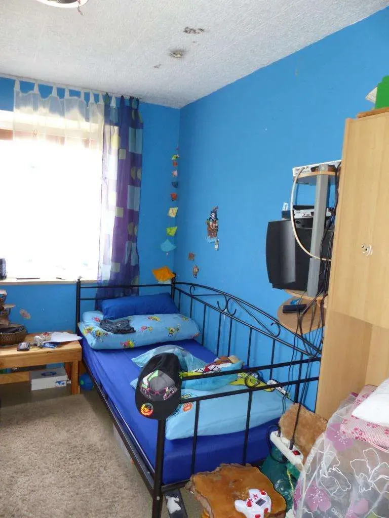 Günstiges Anlageobjekt geboten!! 4 Fam.-Wohnhaus mit 5 Garagen und Gartenfläche – Bild 8