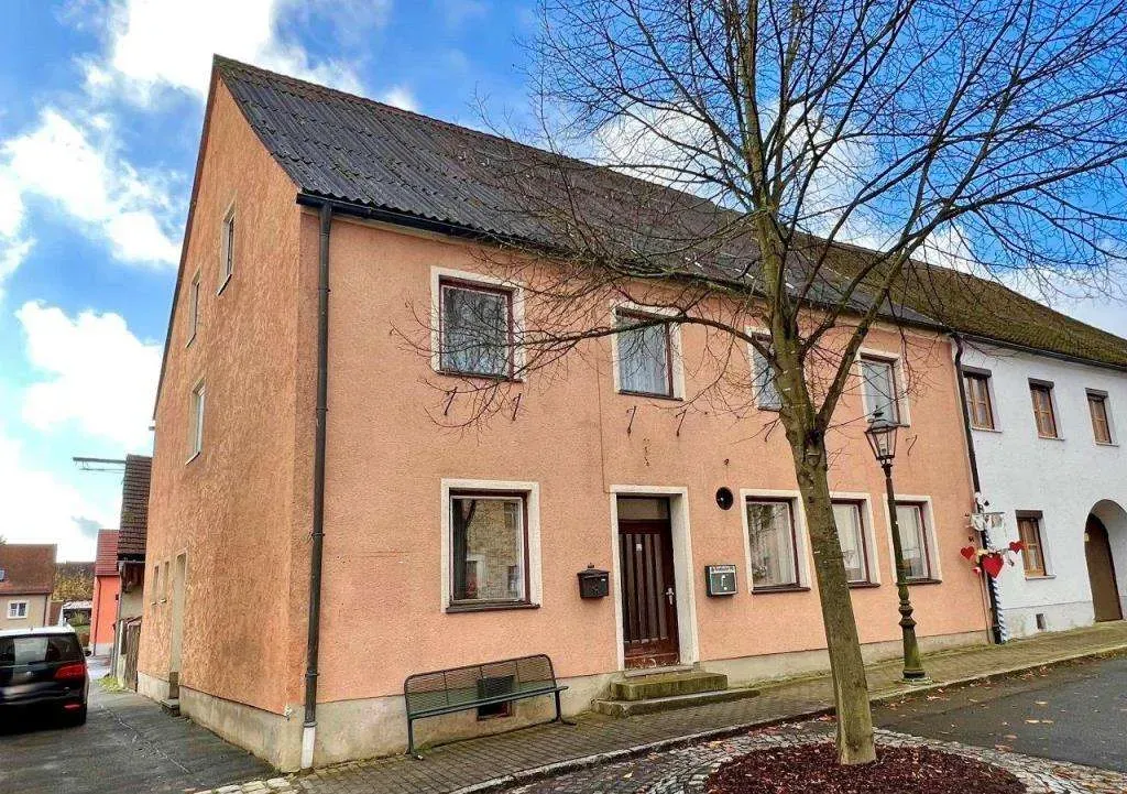 Handwerker gesucht! Günstiges Wohnhaus mit ehem. Gastwirtschaft, Stall und Scheune – Bild 1