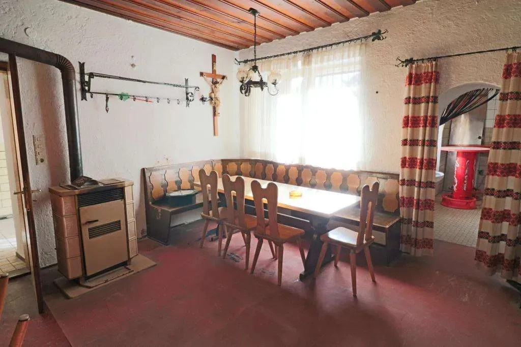 Handwerker gesucht! Günstiges Wohnhaus mit ehem. Gastwirtschaft, Stall und Scheune – Bild 8