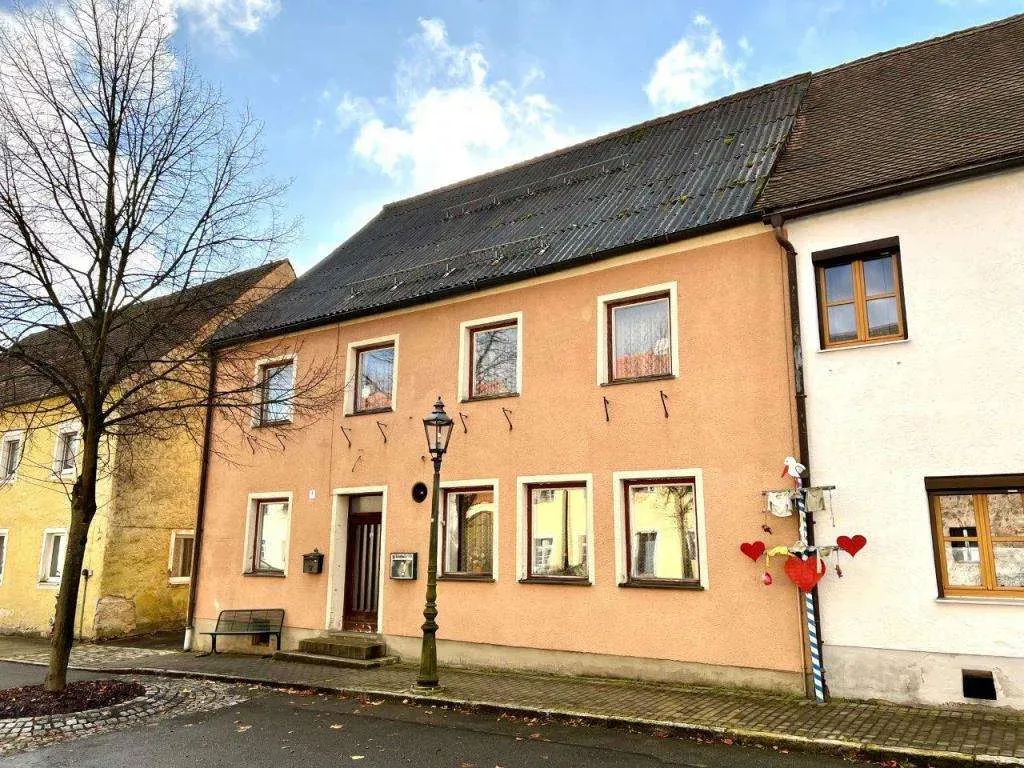 Handwerker gesucht! Günstiges Wohnhaus mit ehem. Gastwirtschaft, Stall und Scheune – Bild 2