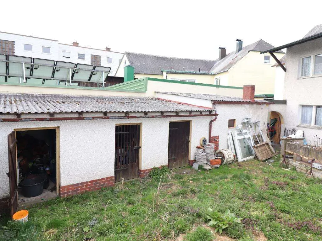 Haus mit Potenzial! Renovierungsbedürftiges Wohnhaus mit Nebengebäude und Garten – Bild 7
