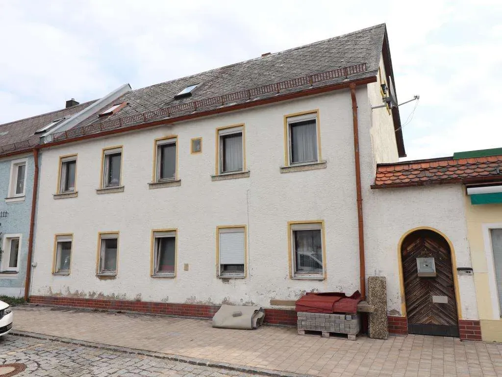 Haus mit Potenzial! Renovierungsbedürftiges Wohnhaus mit Nebengebäude und Garten – Bild 1