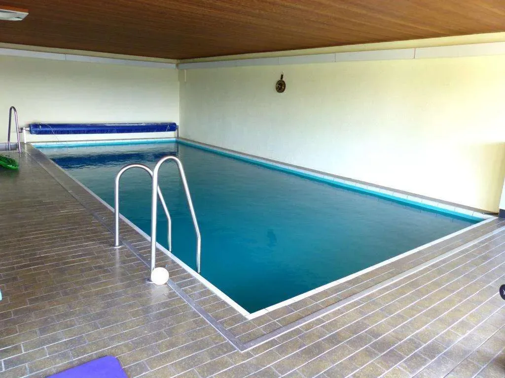 Herrlicher Fernblick! Wohnhaus mit 7 Zi.-ETW, Schwimmbad, Solarthermie, Pelletheizung und Garage – Bild 11