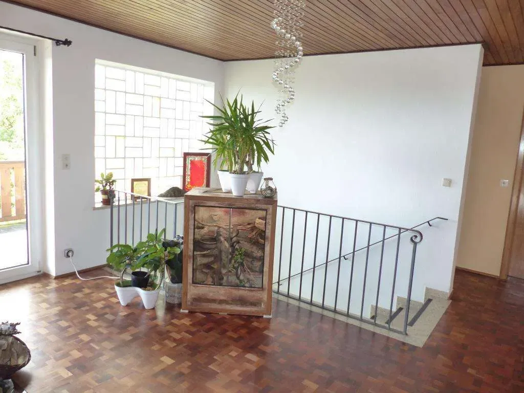 Herrlicher Fernblick! Wohnhaus mit 7 Zi.-ETW, Schwimmbad, Solarthermie, Pelletheizung und Garage – Bild 3