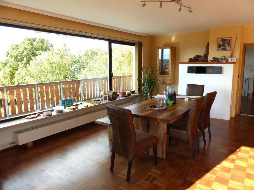 Herrlicher Fernblick! Wohnhaus mit 7 Zi.-ETW, Schwimmbad, Solarthermie, Pelletheizung und Garage – Bild 6