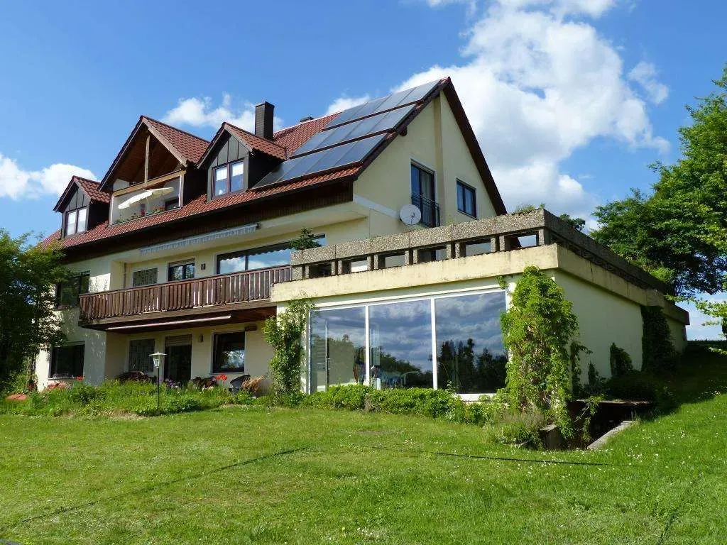 Herrlicher Fernblick! Wohnhaus mit 7 Zi.-ETW, Schwimmbad, Solarthermie, Pelletheizung und Garage – Bild 1