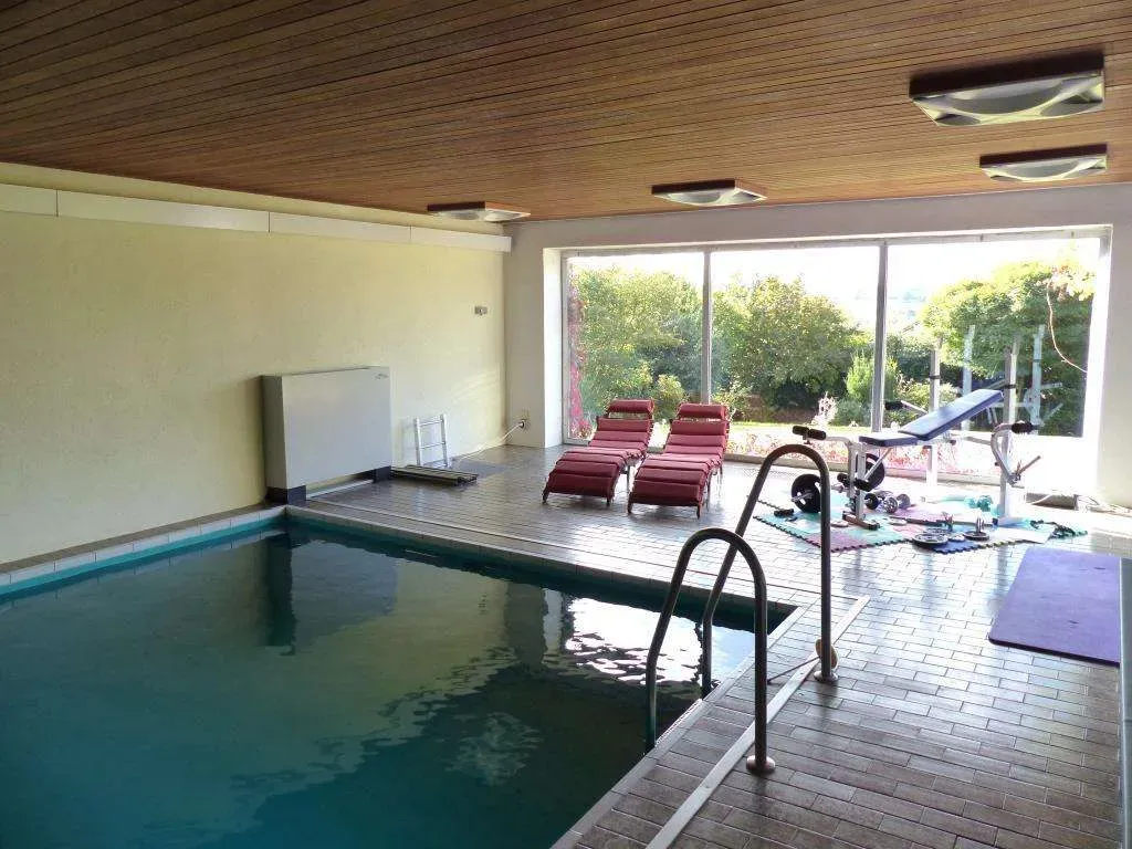 Herrlicher Fernblick! Wohnhaus mit 7 Zi.-ETW, Schwimmbad, Solarthermie, Pelletheizung und Garage – Bild 12