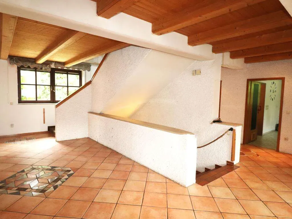 In Dorf-Lage, nahe Weiden! Großzügiges Wohnhaus mit Wintergarten und Scheune – Bild 8