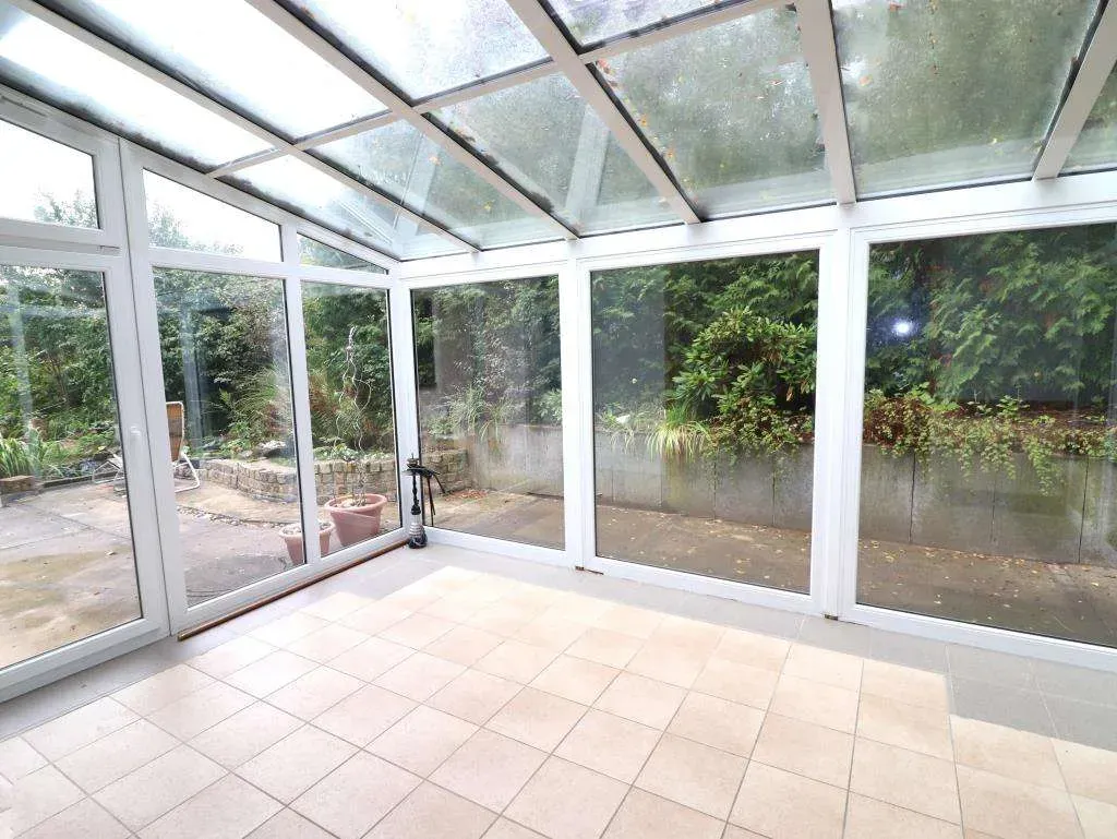 In Dorf-Lage, nahe Weiden! Großzügiges Wohnhaus mit Wintergarten und Scheune – Bild 5