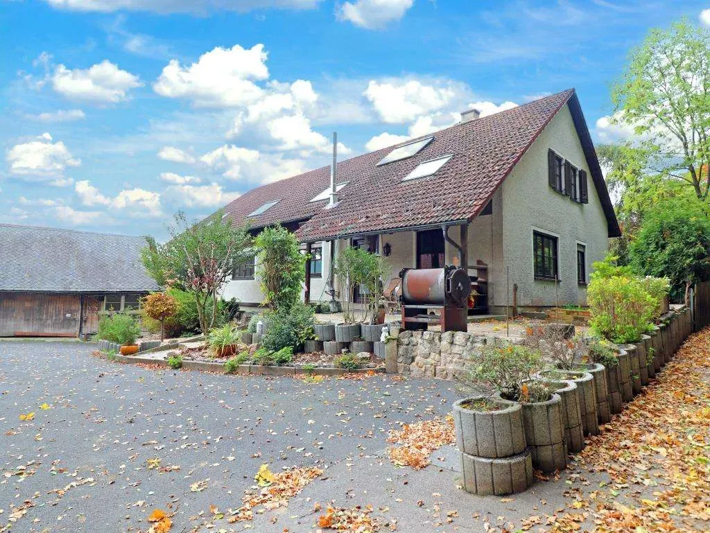 In Dorf-Lage, nahe Weiden! Großzügiges Wohnhaus mit Wintergarten und Scheune – Bild 1