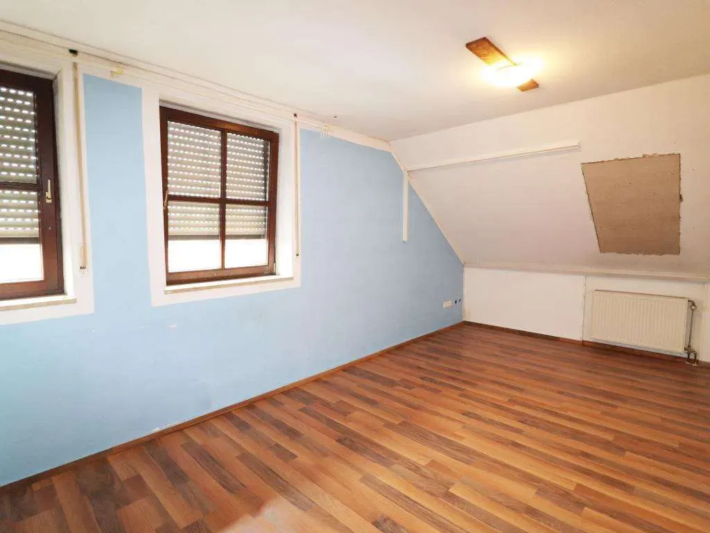 In Dorf-Lage, nahe Weiden! Großzügiges Wohnhaus mit Wintergarten und Scheune – Bild 10