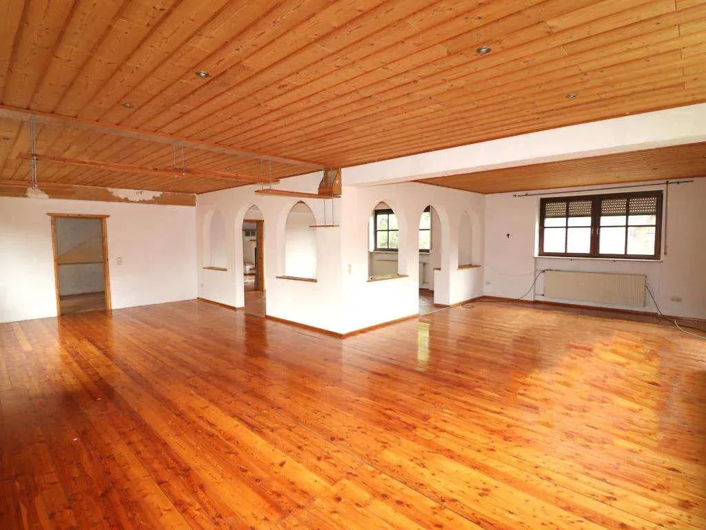 In Dorf-Lage, nahe Weiden! Großzügiges Wohnhaus mit Wintergarten und Scheune – Bild 6