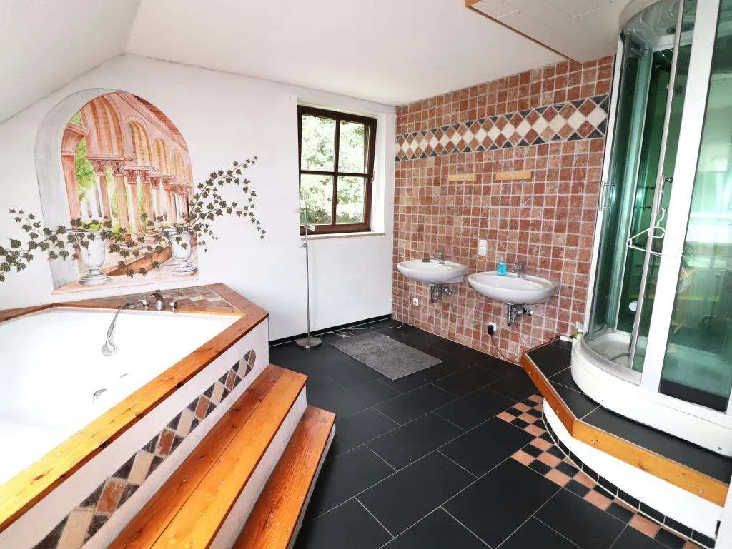 In Dorf-Lage, nahe Weiden! Großzügiges Wohnhaus mit Wintergarten und Scheune – Bild 13