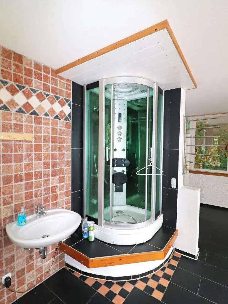 In Dorf-Lage, nahe Weiden! Großzügiges Wohnhaus mit Wintergarten und Scheune – Bild 14