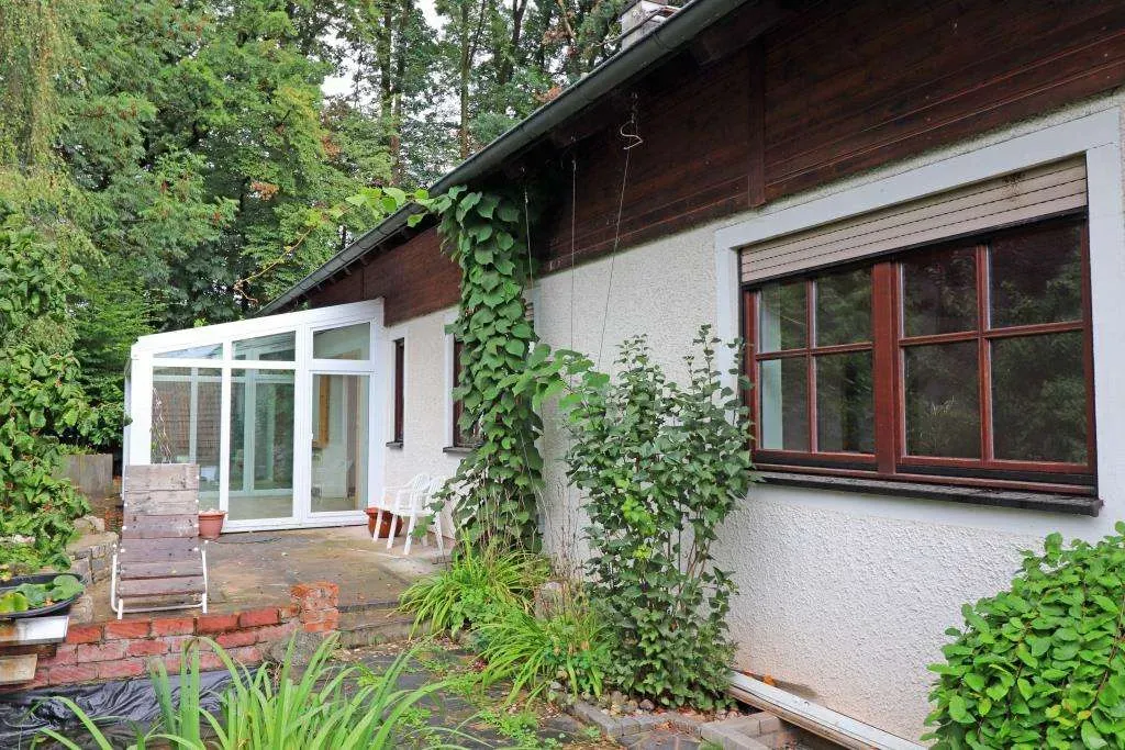 In Dorf-Lage, nahe Weiden! Großzügiges Wohnhaus mit Wintergarten und Scheune – Bild 4