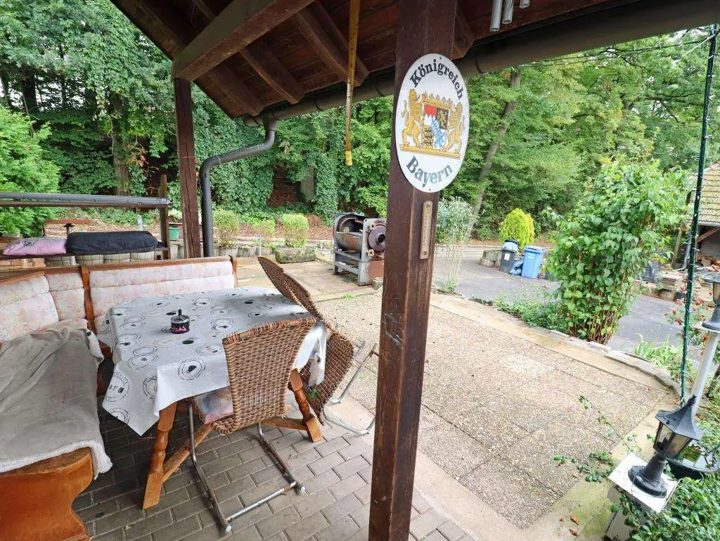 In Dorf-Lage, nahe Weiden! Großzügiges Wohnhaus mit Wintergarten und Scheune – Bild 3