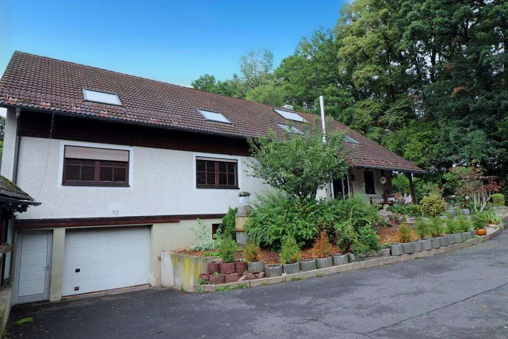 In Dorf-Lage, nahe Weiden! Großzügiges Wohnhaus mit Wintergarten und Scheune – Bild 2