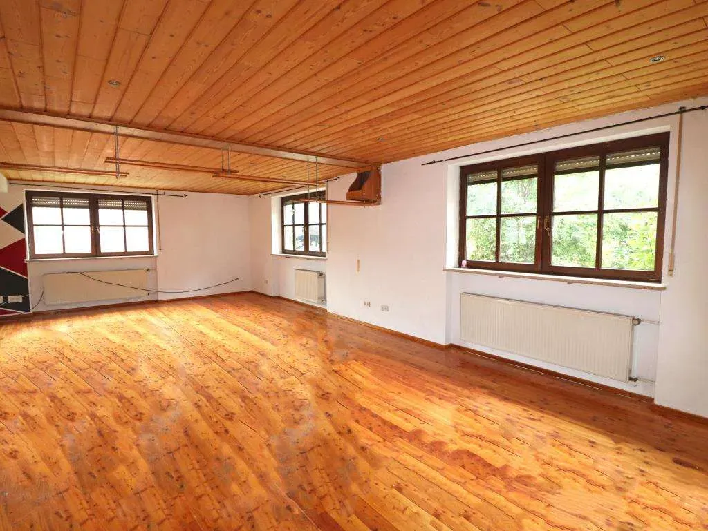 In Dorf-Lage, nahe Weiden! Großzügiges Wohnhaus mit Wintergarten und Scheune – Bild 7