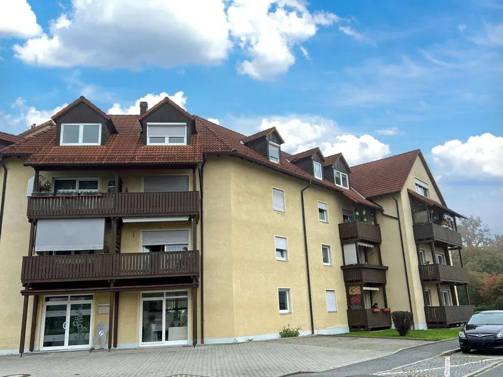 In ruhiger Lage! Ansprechende 2 Zi.-Wohnung mit Einbauküche u. Stellplatz, ohne Balkon – Bild 1