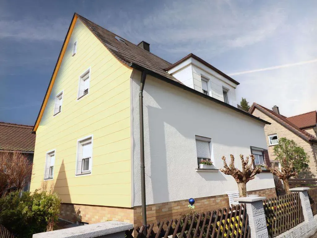 In Top Lage! Gepflegtes Wohnhaus mit Garage, Nebengebäude und herrlichem Garten – Bild 2