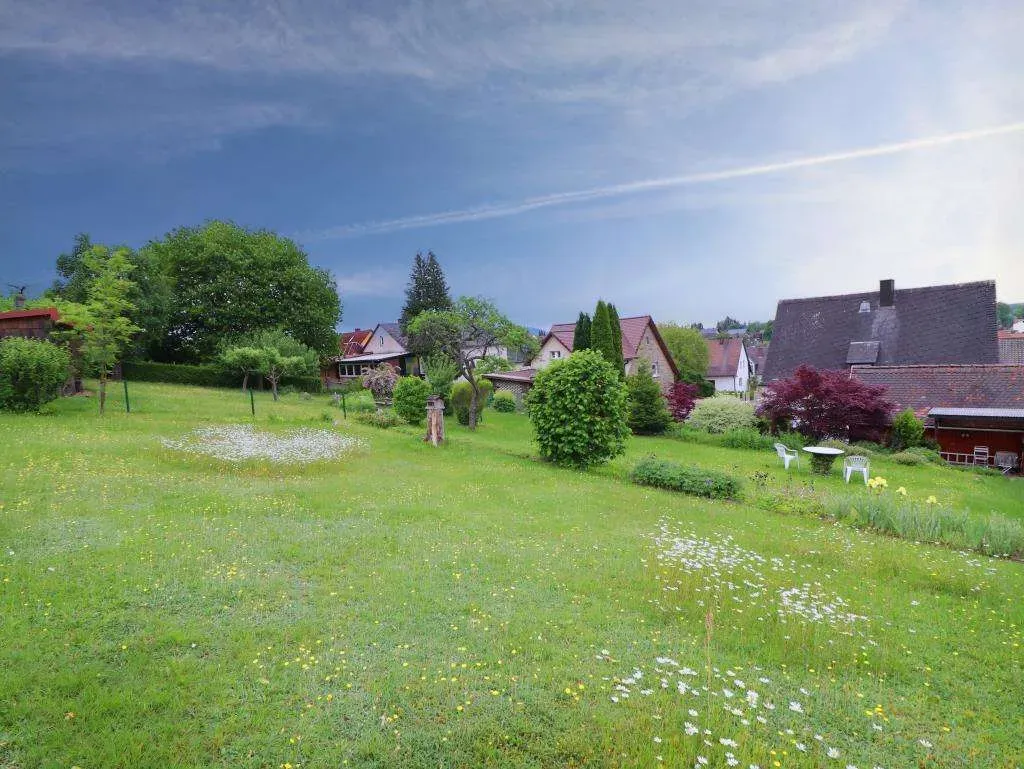 In Top Lage! Gepflegtes Wohnhaus mit Garage, Nebengebäude und herrlichem Garten – Bild 4