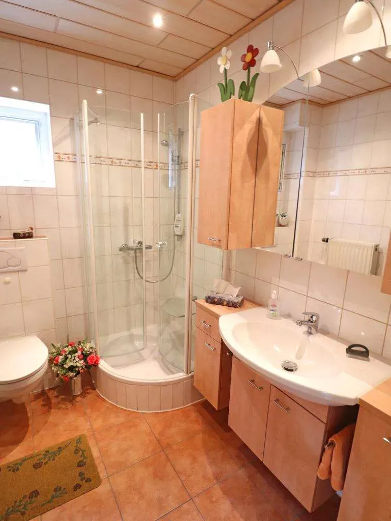 In Top Lage! Gepflegtes Wohnhaus mit Garage, Nebengebäude und herrlichem Garten – Bild 10
