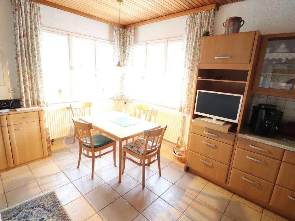 In Top Lage! Gepflegtes Wohnhaus mit Garage, Nebengebäude und herrlichem Garten – Bild 9