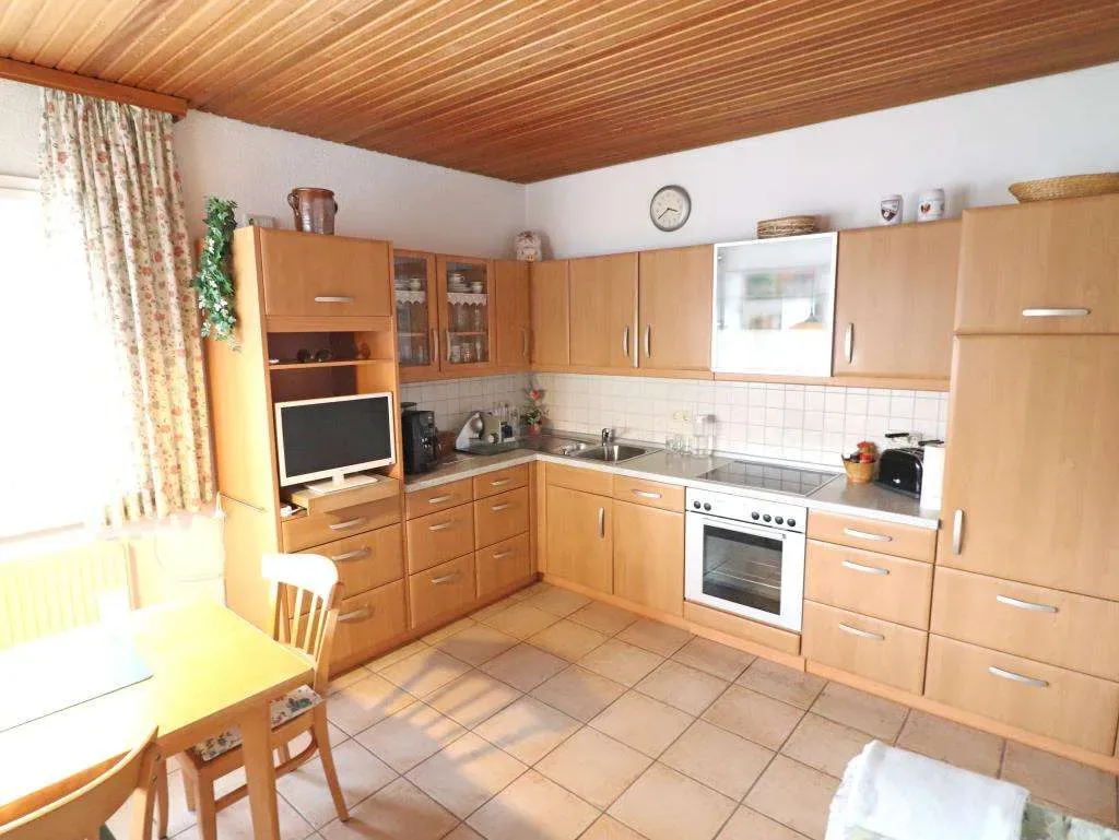 In Top Lage! Gepflegtes Wohnhaus mit Garage, Nebengebäude und herrlichem Garten – Bild 8