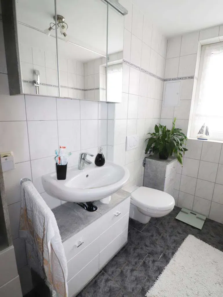 Kapitalanlage! Top saniertes Mehrfamilienhaus mit 5 Wohnungen und 5 Garagen (v. 2003) – Bild 12