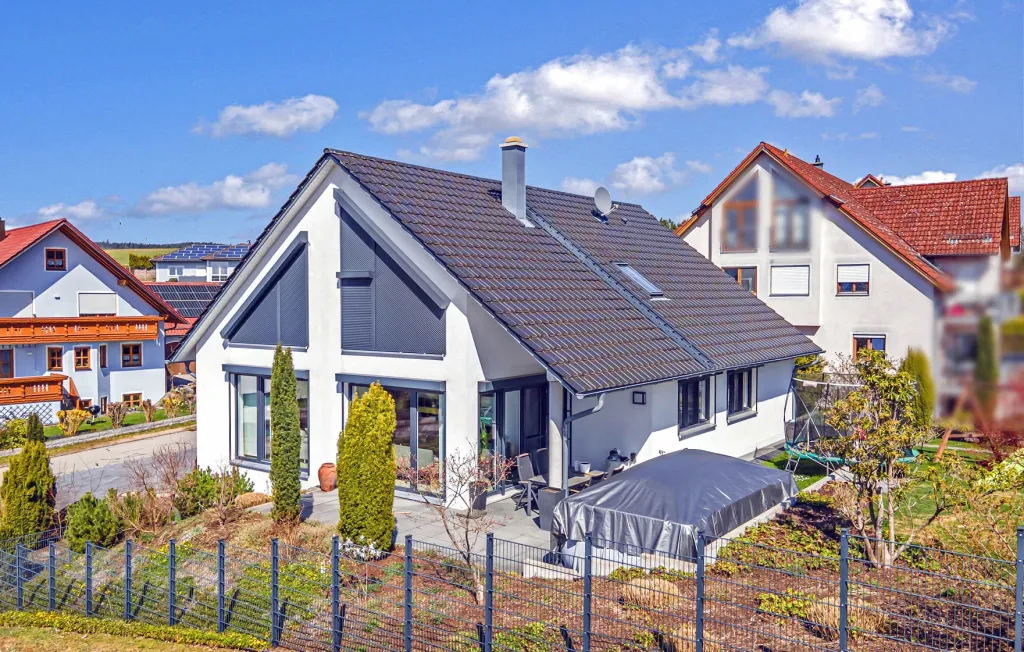 Neuwertiges Architektenhaus mit Galerie, Doppelgarage und großem Grundstück – Bild 1