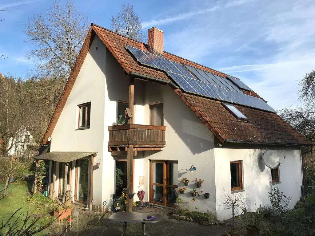 Oase im Grünen! Ansprechendes Wohnhaus mit Offenstall, Dop.-Garage, Solar, PV-Anlage, 9149 m² Gr. – Bild 1