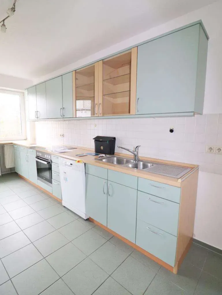 Ruhig gelegen! Ansprechende 4 Zi.-ETW mit 2 Balkonen, 2 Bädern, Einbauküche u. Garage – Bild 9