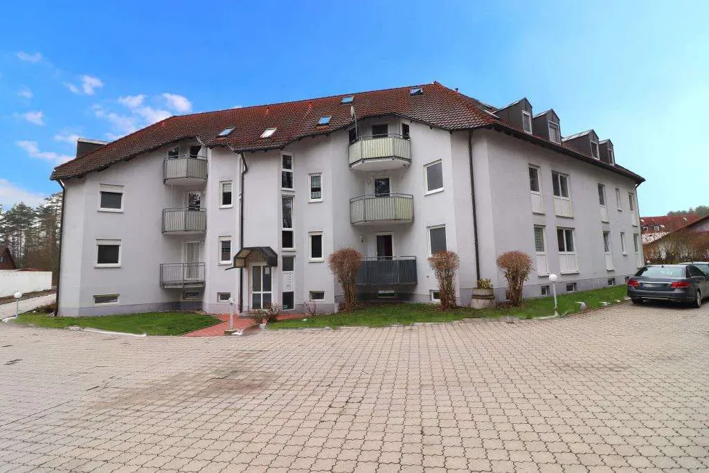 Ruhig gelegen! Ansprechende 4 Zi.-ETW mit 2 Balkonen, 2 Bädern, Einbauküche u. Garage – Bild 2