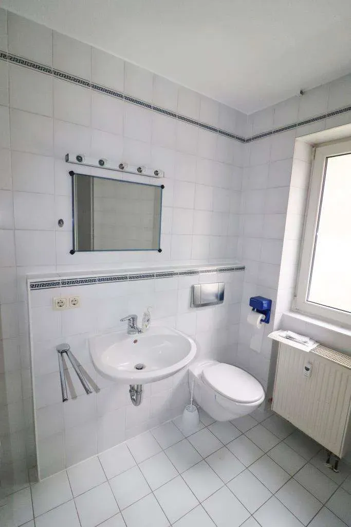 Ruhig gelegen! Ansprechende 4 Zi.-ETW mit 2 Balkonen, 2 Bädern, Einbauküche u. Garage – Bild 7