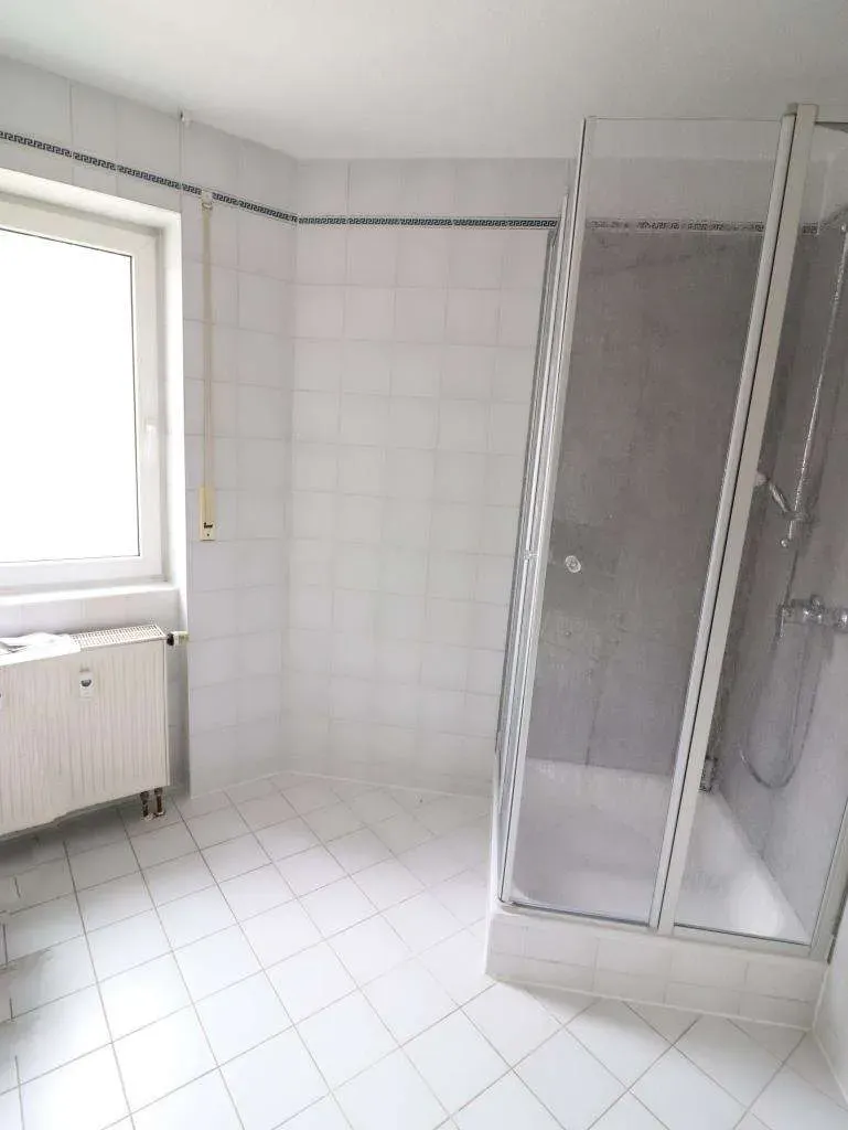 Ruhig gelegen! Ansprechende 4 Zi.-ETW mit 2 Balkonen, 2 Bädern, Einbauküche u. Garage – Bild 6
