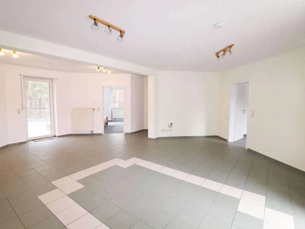 Ruhige Lage! Ansprechende 4 Zi.-ETW mit 2 Balkonen, 2 Bädern, Einbauküche u. Garage – Bild 6