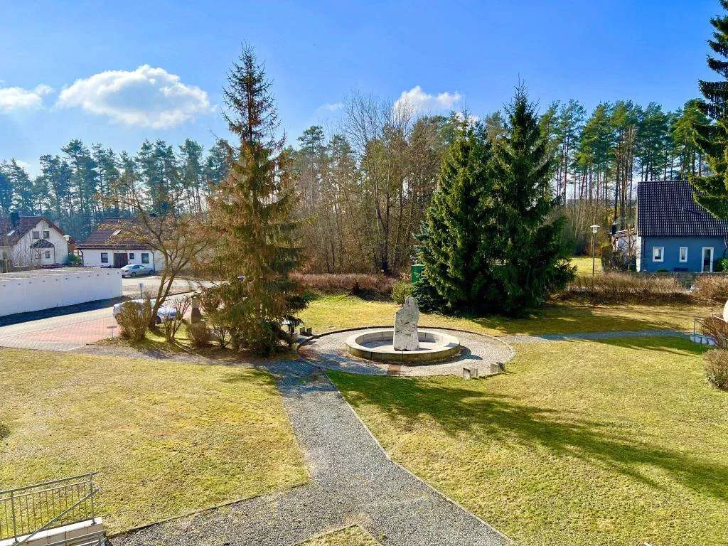 Ruhige Lage! Ansprechende 4 Zi.-ETW mit 2 Balkonen, 2 Bädern, Einbauküche u. Garage – Bild 3