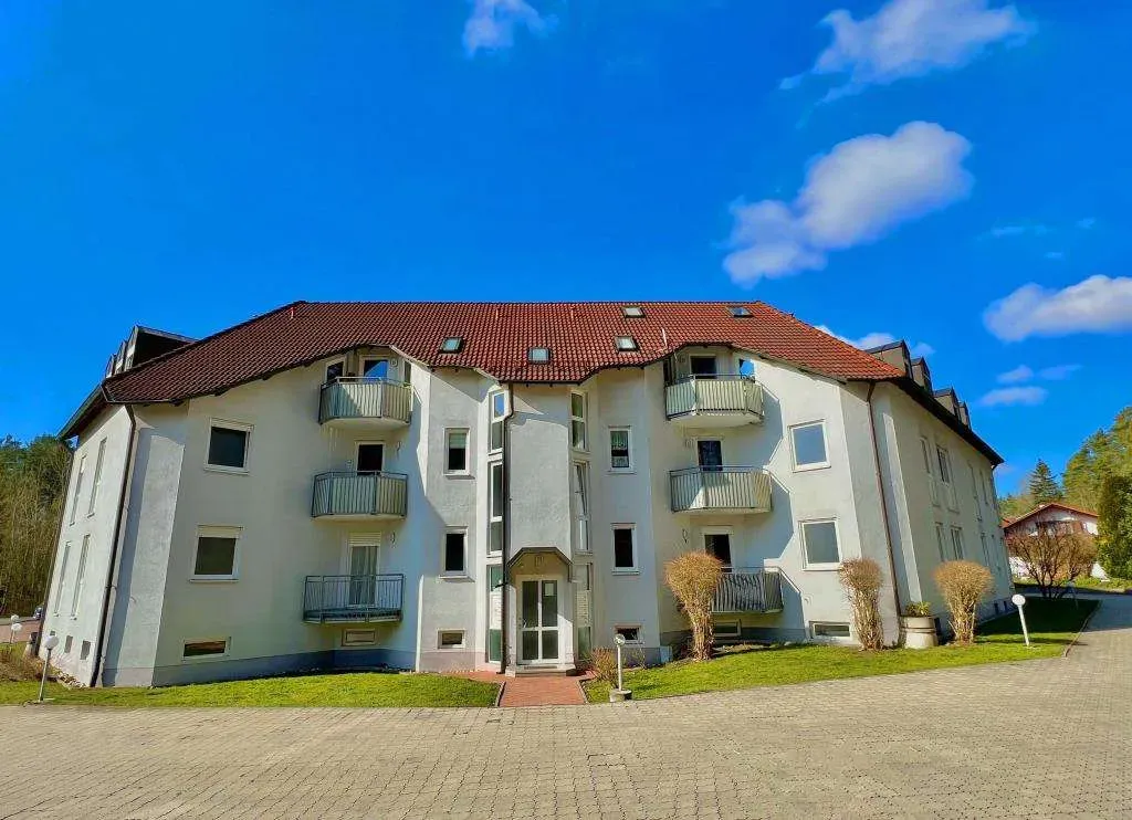 Ruhige Lage! Ansprechende 4 Zi.-ETW mit 2 Balkonen, 2 Bädern, Einbauküche u. Garage – Bild 2