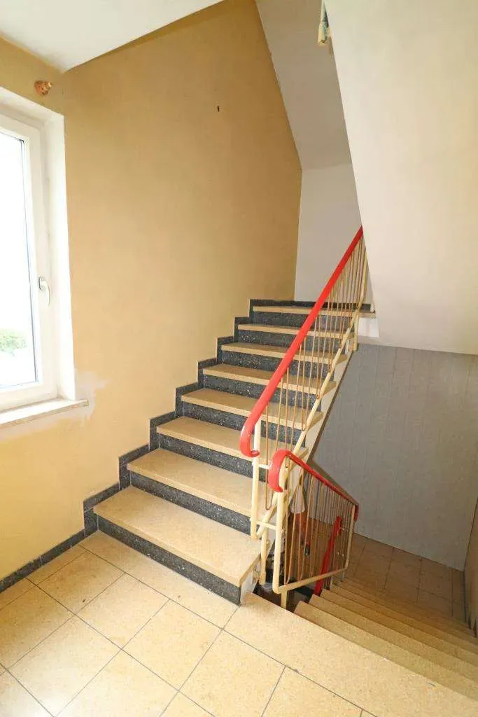 Ruhige Lage geboten! Frei stehendes Zweifam.- Haus mit zwei Garagen, DG ausbaufähig – Bild 14