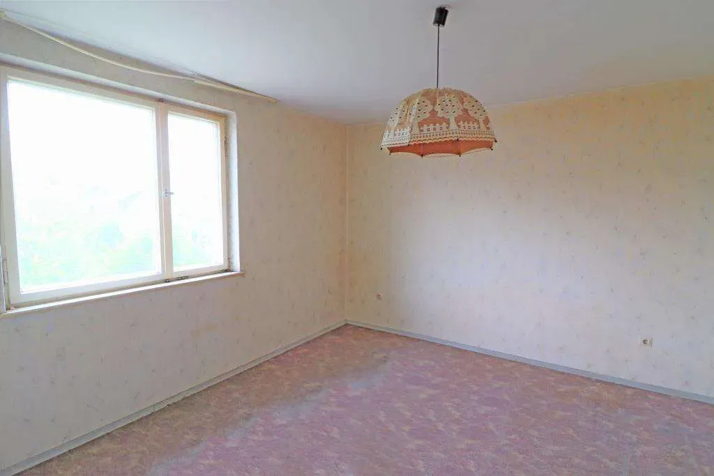 Ruhige Lage geboten! Frei stehendes Zweifam.- Haus mit zwei Garagen, DG ausbaufähig – Bild 9