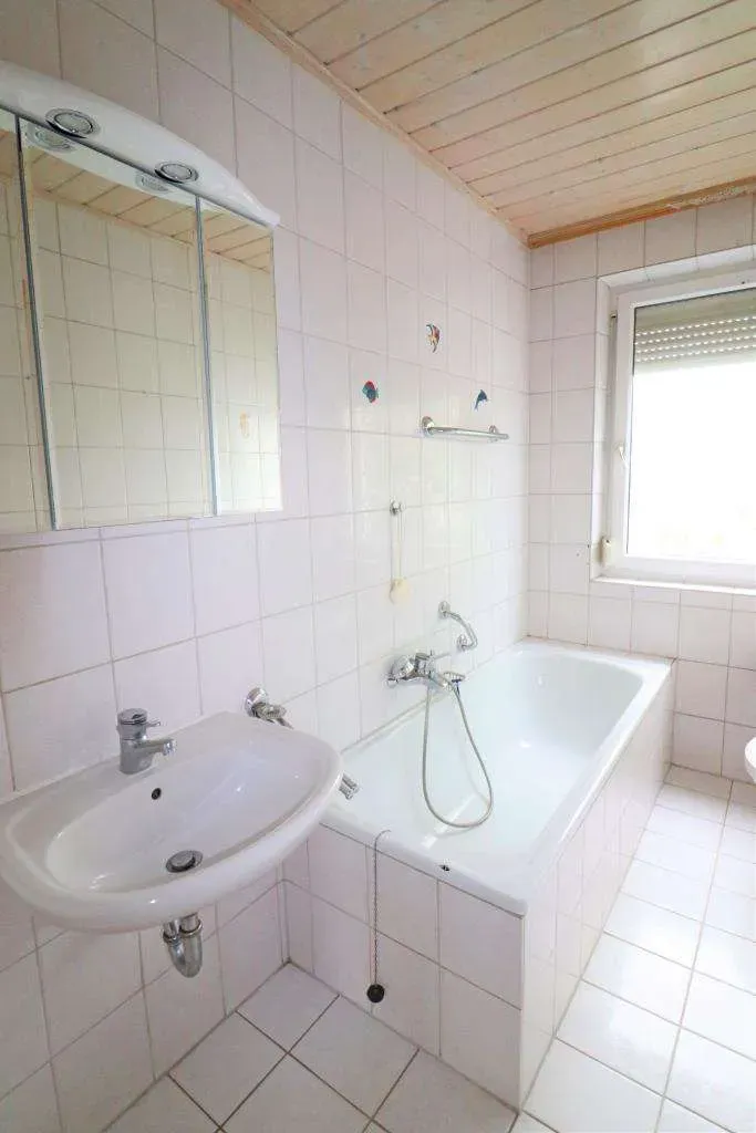 Ruhige Lage geboten! Frei stehendes Zweifam.- Haus mit zwei Garagen, DG ausbaufähig – Bild 12