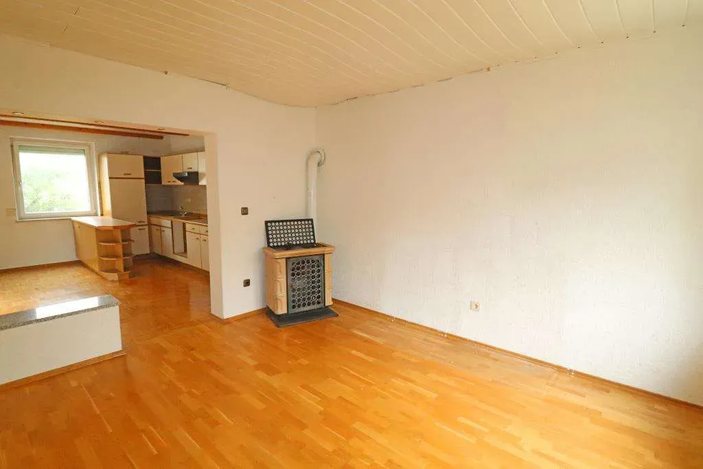 Ruhige Lage geboten! Frei stehendes Zweifam.- Haus mit zwei Garagen, DG ausbaufähig – Bild 6