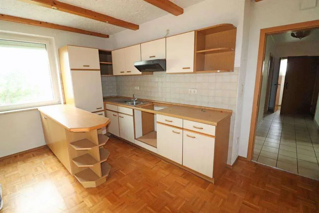 Ruhige Lage geboten! Frei stehendes Zweifam.- Haus mit zwei Garagen, DG ausbaufähig – Bild 8