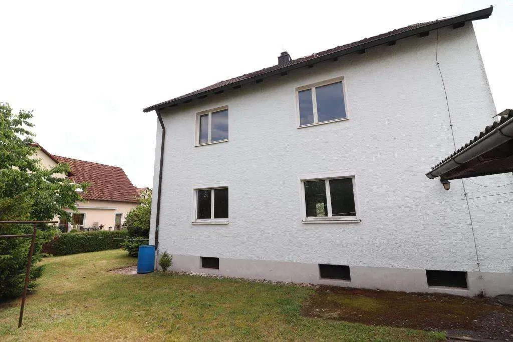 Ruhige Lage geboten! Frei stehendes Zweifam.- Haus mit zwei Garagen, DG ausbaufähig – Bild 3