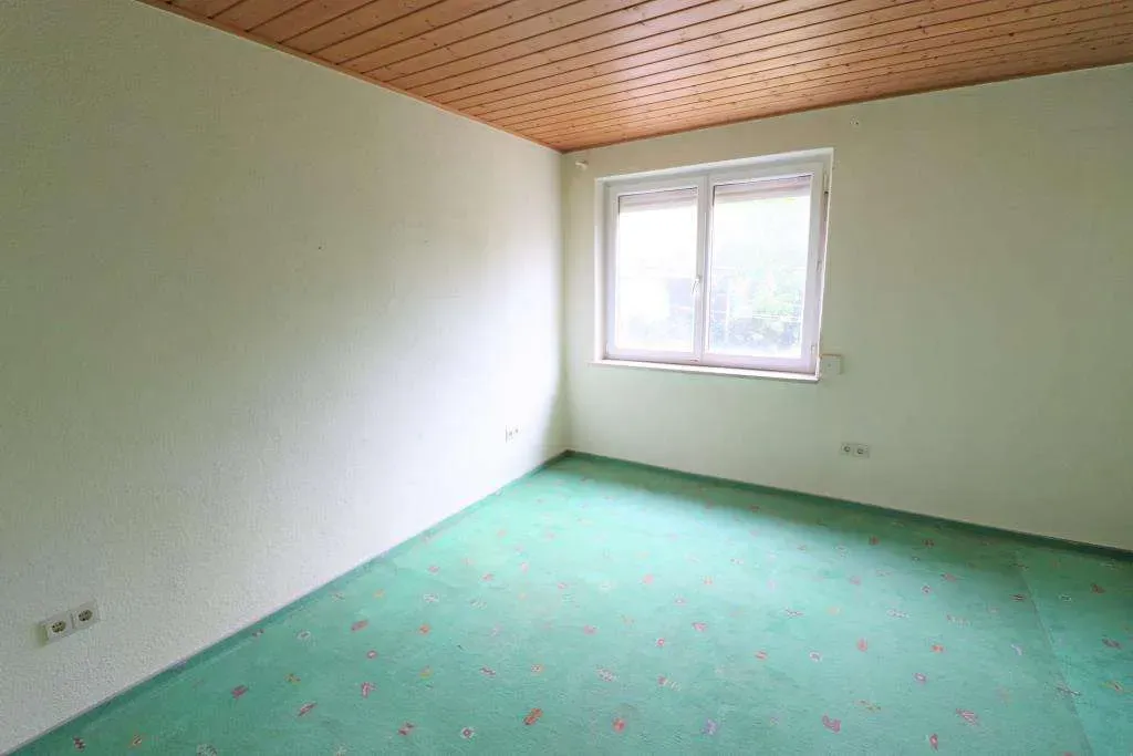 Ruhige Lage geboten! Frei stehendes Zweifam.- Haus mit zwei Garagen, DG ausbaufähig – Bild 11