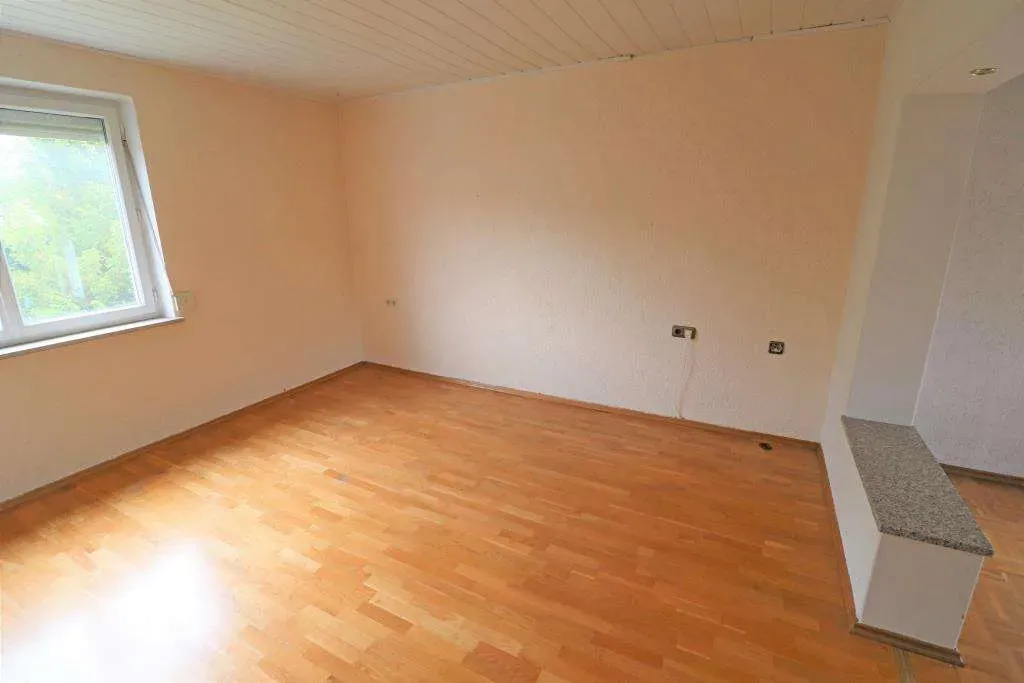 Ruhige Lage geboten! Frei stehendes Zweifam.- Haus mit zwei Garagen, DG ausbaufähig – Bild 7