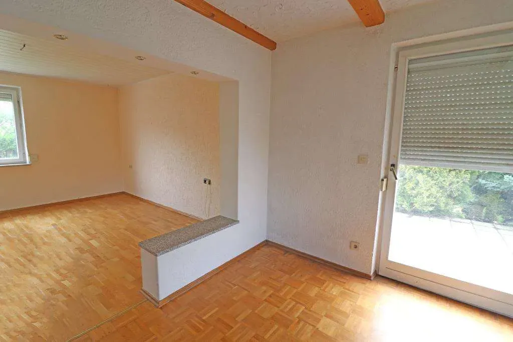 Ruhige Lage geboten! Frei stehendes Zweifam.- Haus mit zwei Garagen, DG ausbaufähig – Bild 5